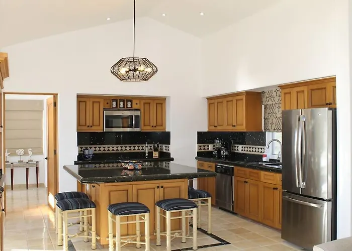 Oceanfront Penthouse, 2 Masters, 2 Baths, Kitchen!
